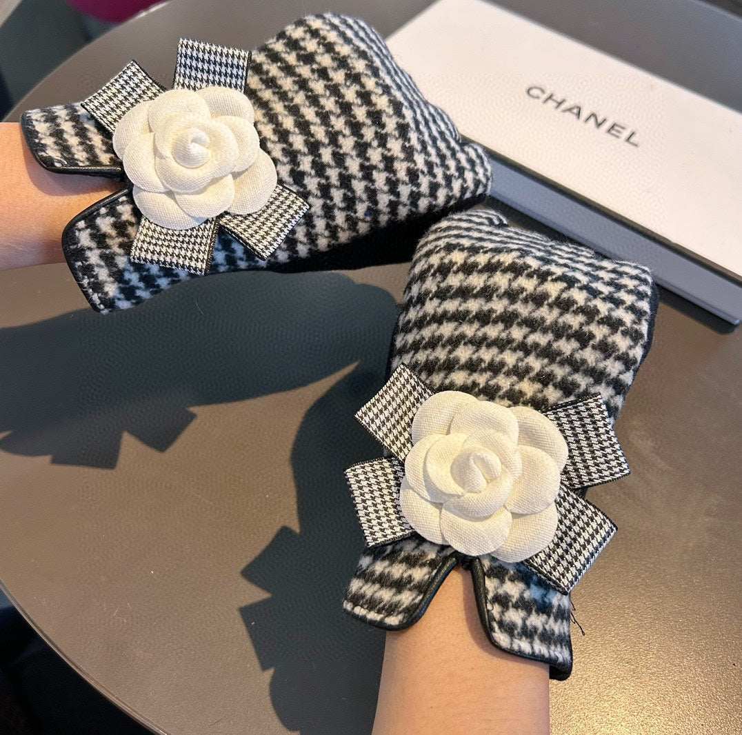 CHANEL LEATHER GLOVES