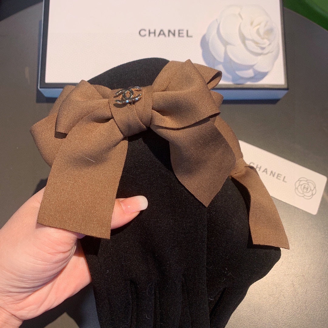 CHANEL HAND GLOVES