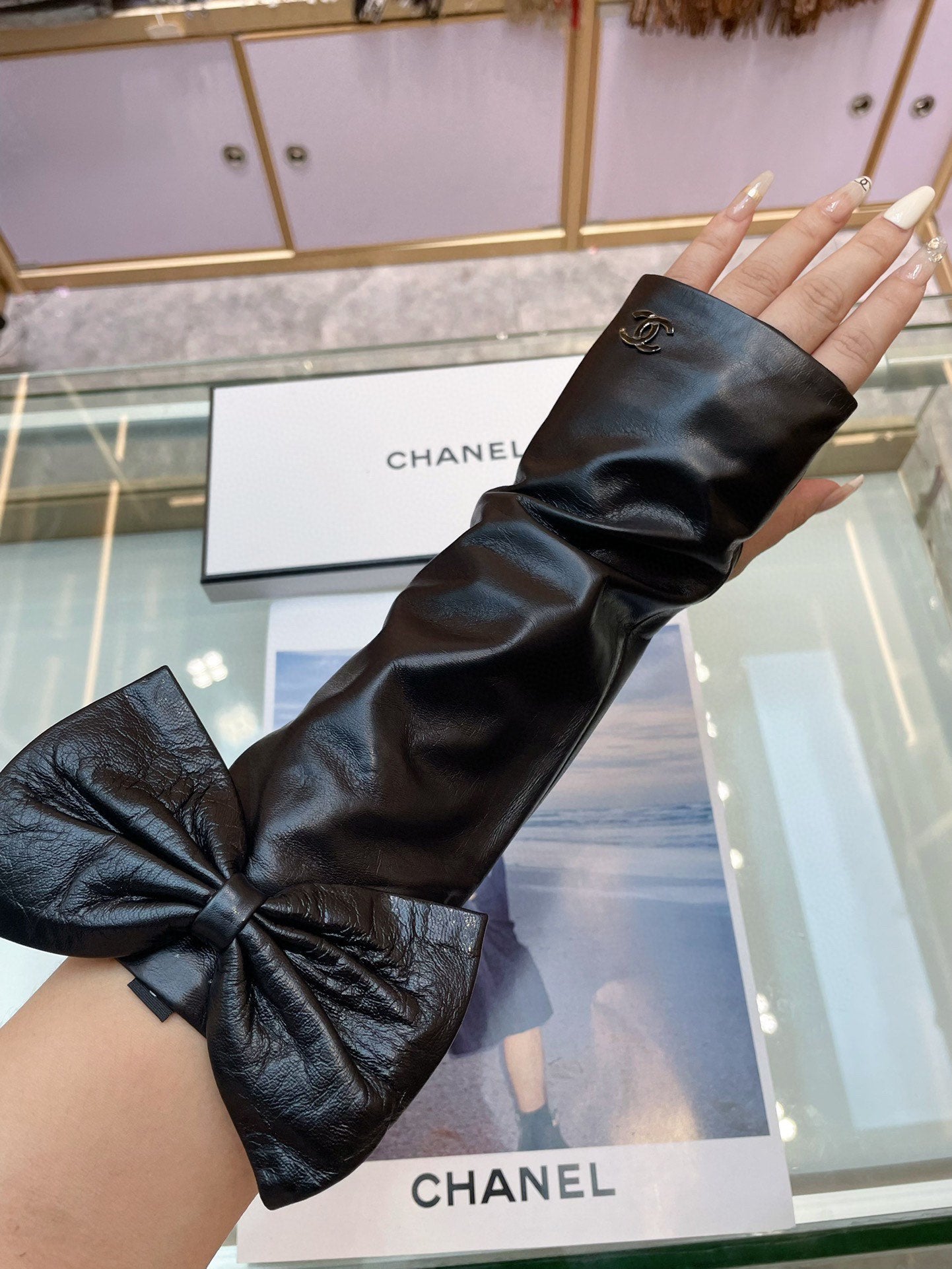 CHANEL LEATHER HAND GLOVES