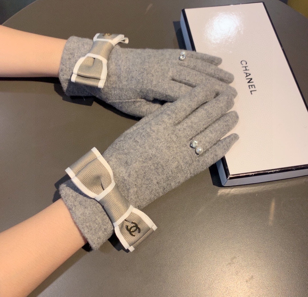 CHANEL HAND GLOVES