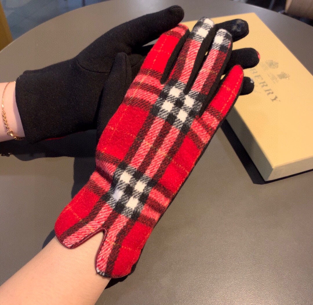 BURBERRY HAND GLOVES