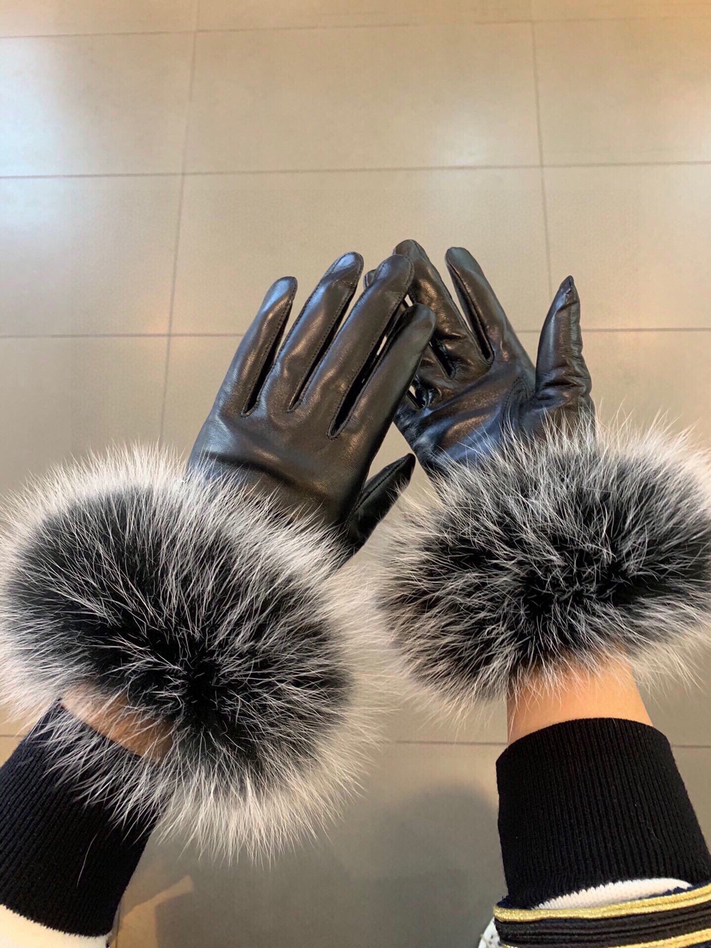 CHANEL HAND GLOVES