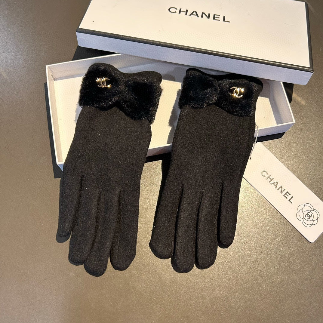 CHANEL HAND GLOVES