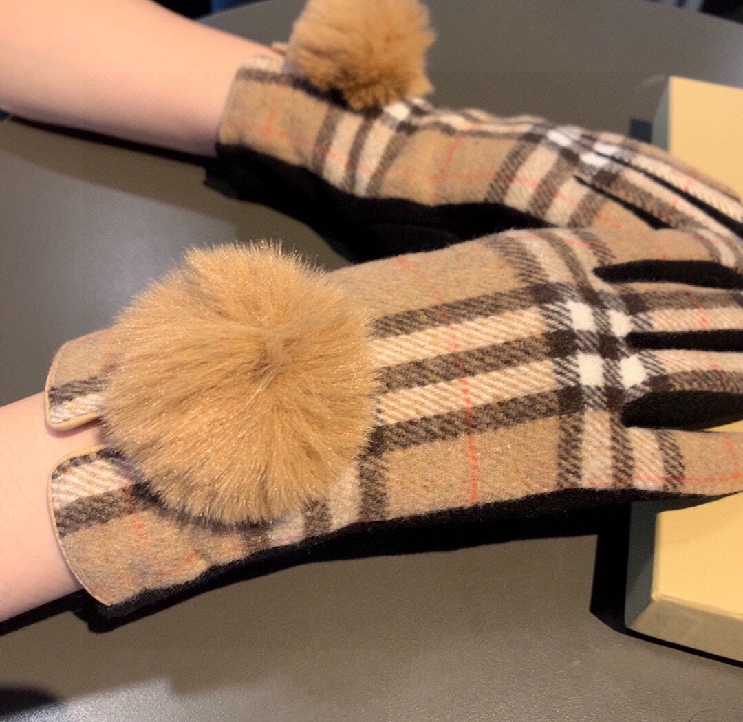 BURBERRY HAND GLOVES