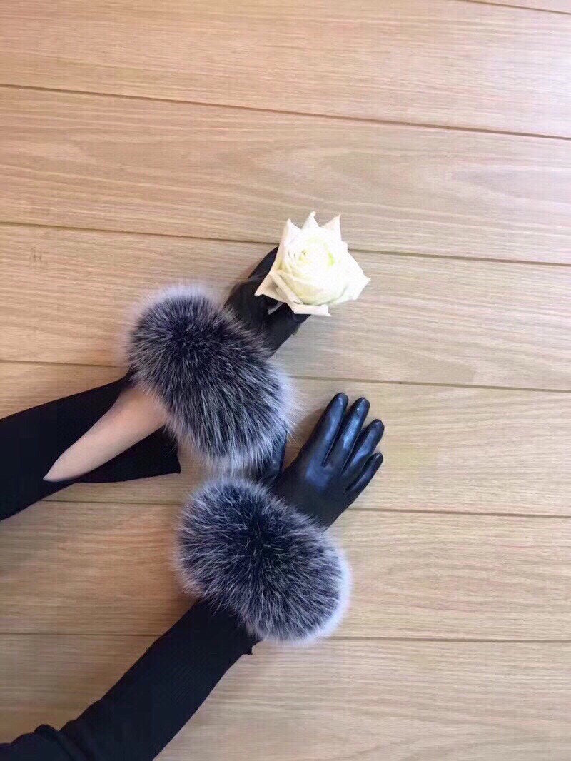 CHANEL HAND GLOVES