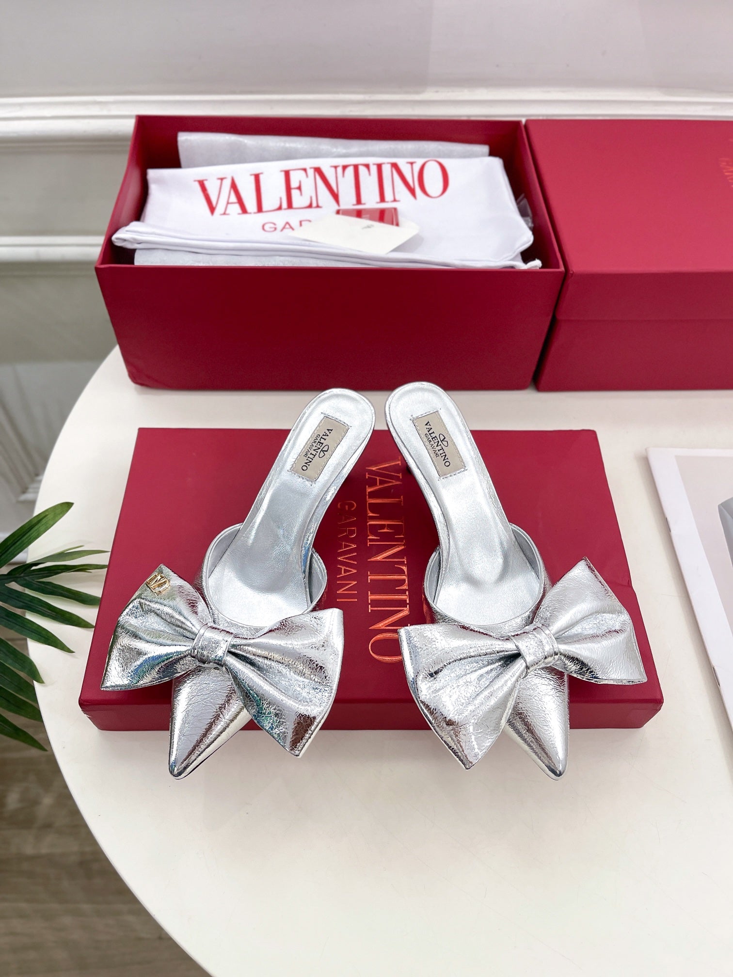 VALENTINO GARAVANI WOMEN’S BLACK BOW HEELS