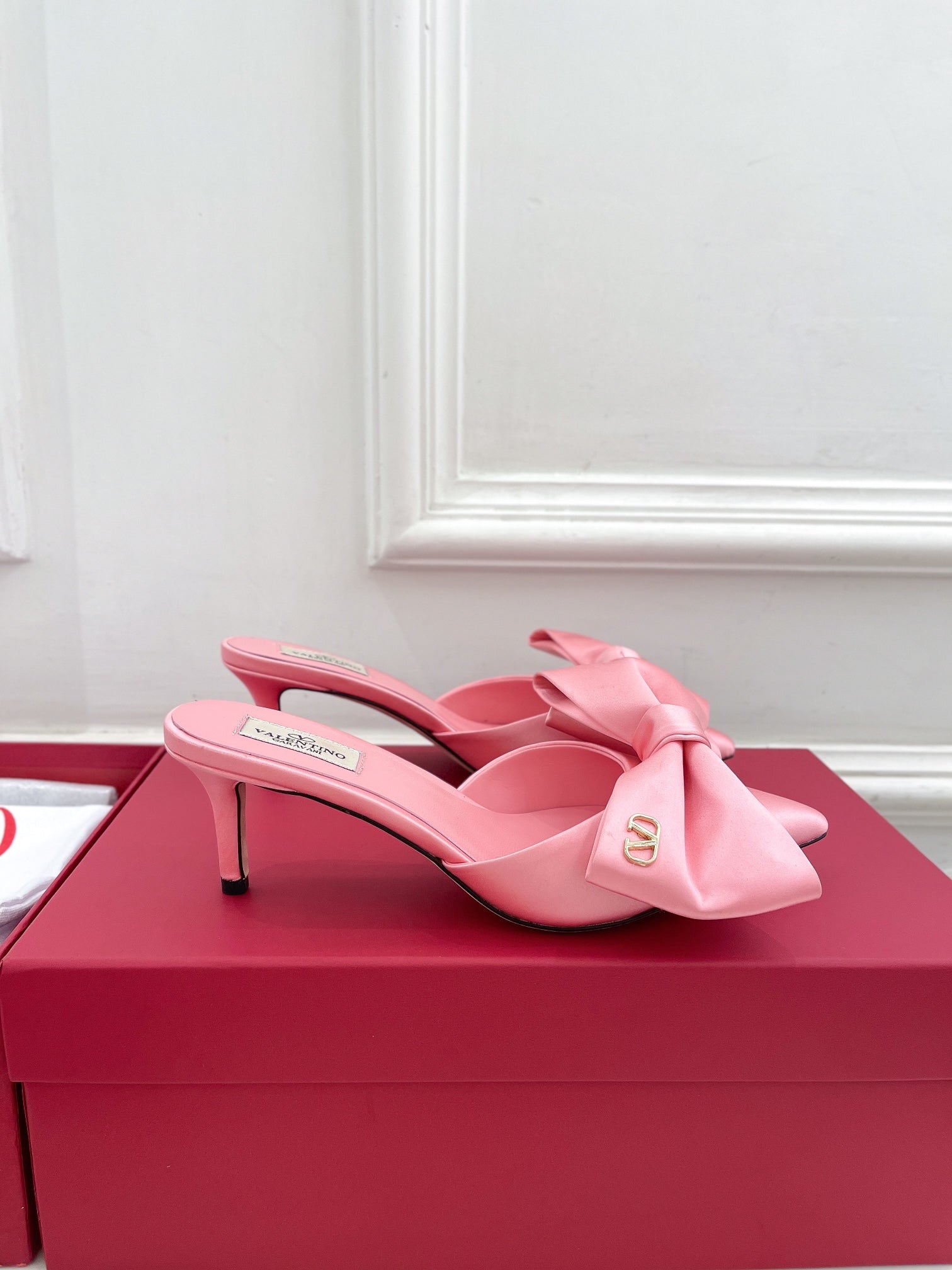 VALENTINO GARAVANI WOMEN’S BLACK BOW HEELS