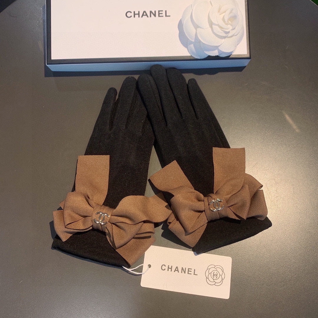 CHANEL HAND GLOVES