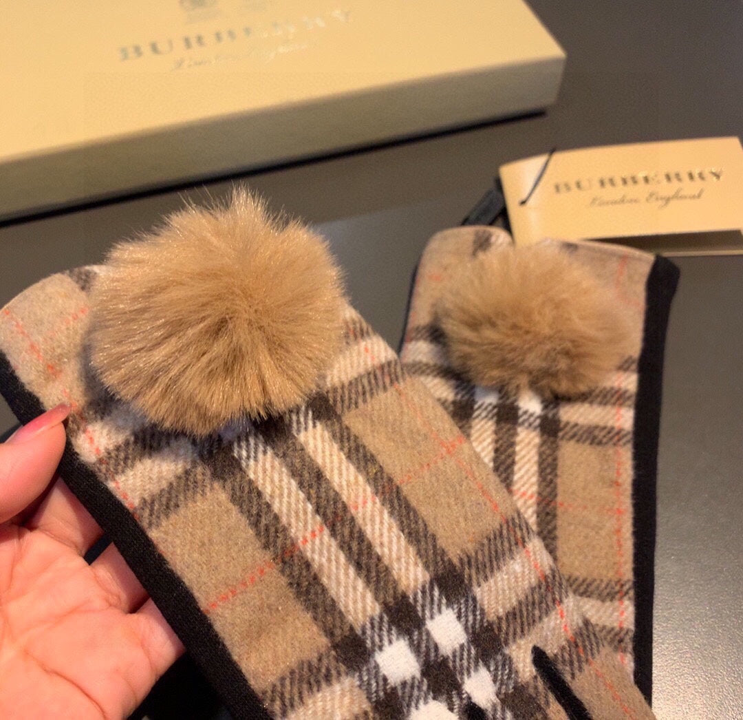 BURBERRY HAND GLOVES