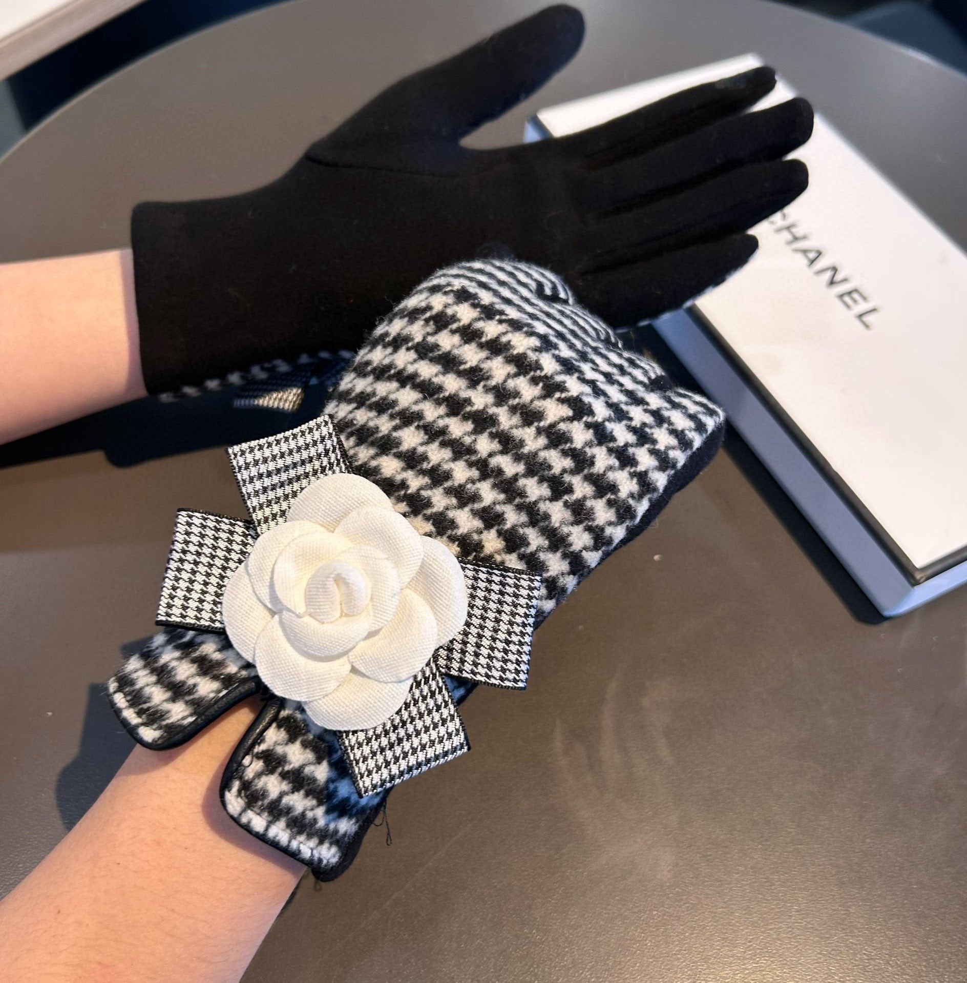 CHANEL LEATHER GLOVES