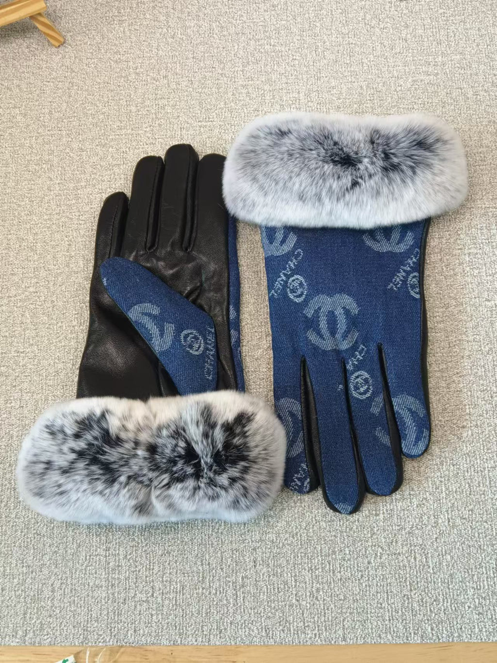 CHANEL HAND GLOVES