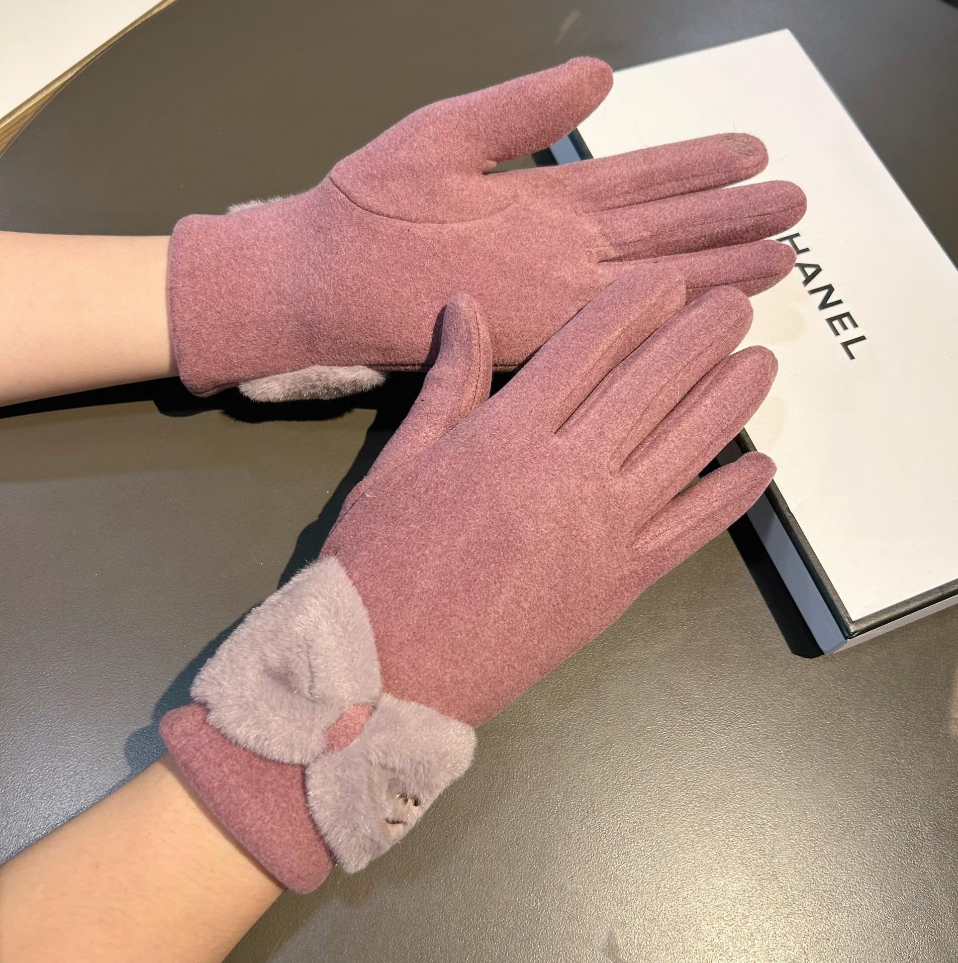 CHANEL HAND GLOVES