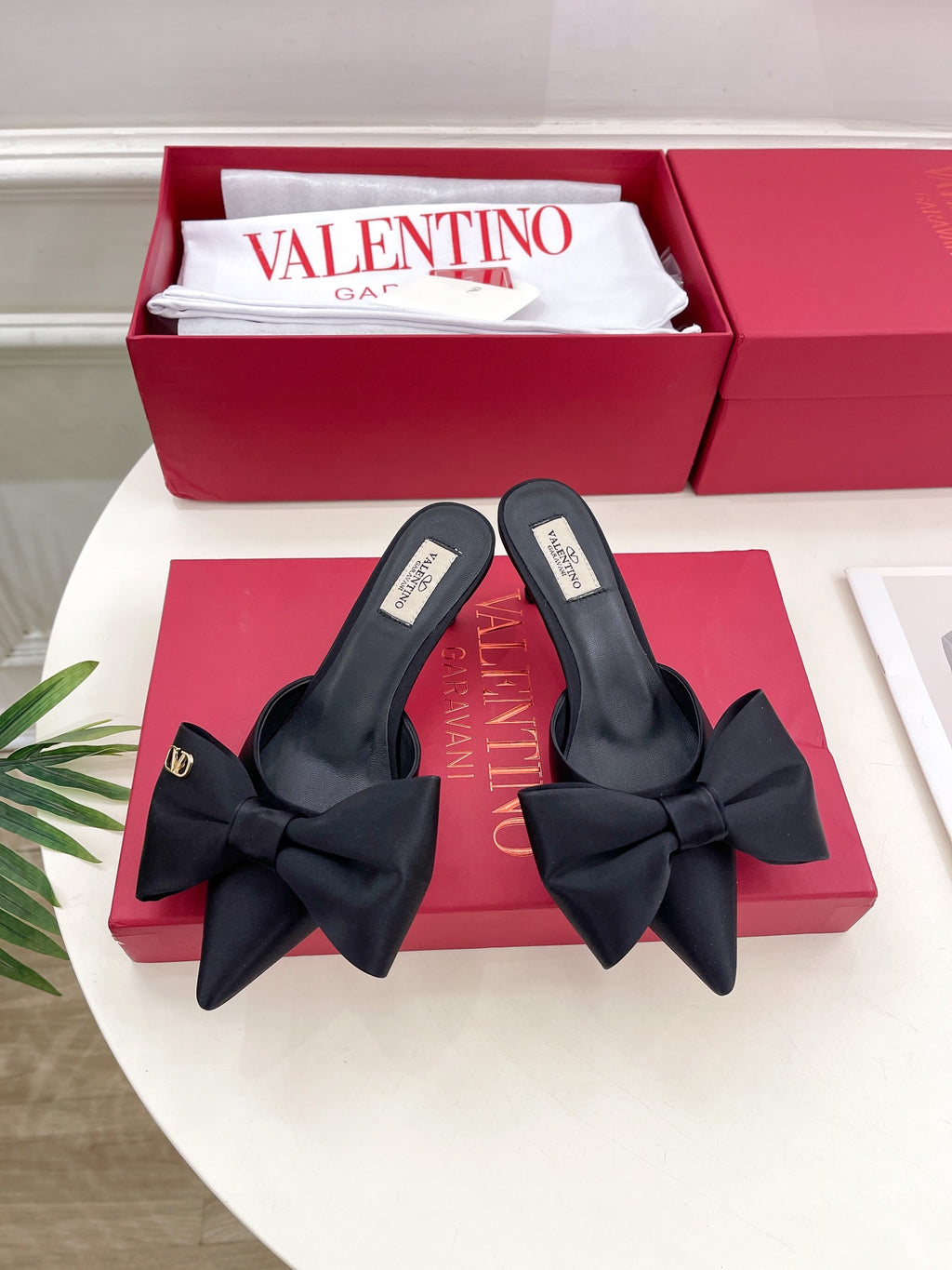 VALENTINO GARAVANI WOMEN’S BLACK BOW HEELS
