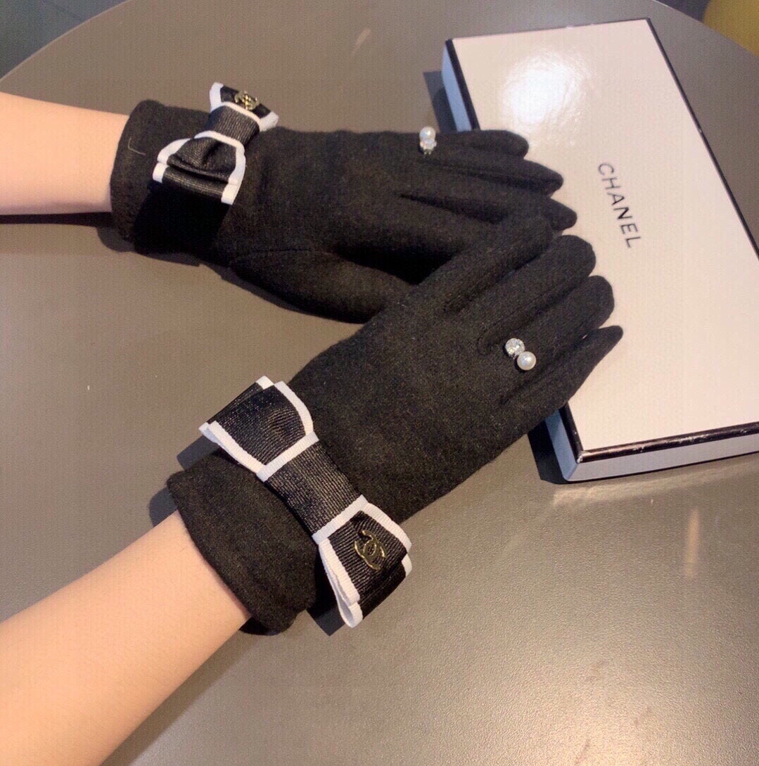 CHANEL HAND GLOVES