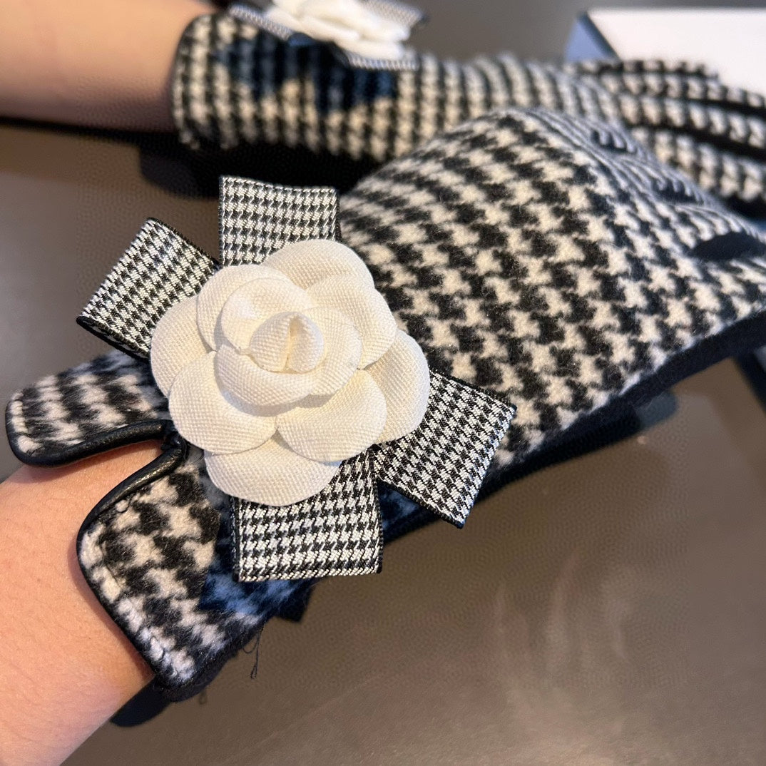 CHANEL LEATHER GLOVES
