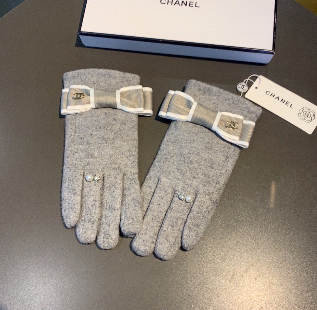 CHANEL HAND GLOVES