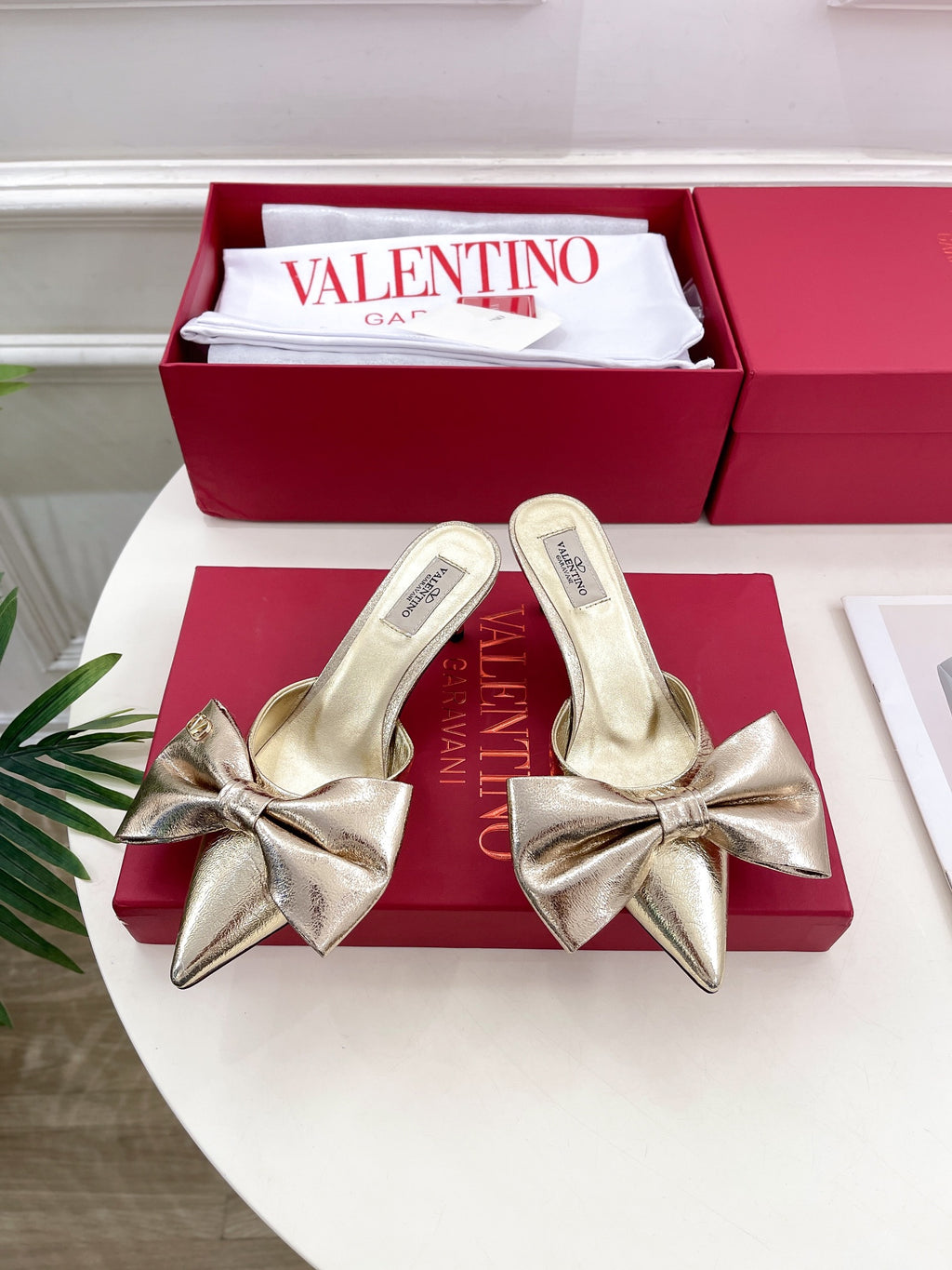 VALENTINO GARAVANI WOMEN’S BLACK BOW HEELS