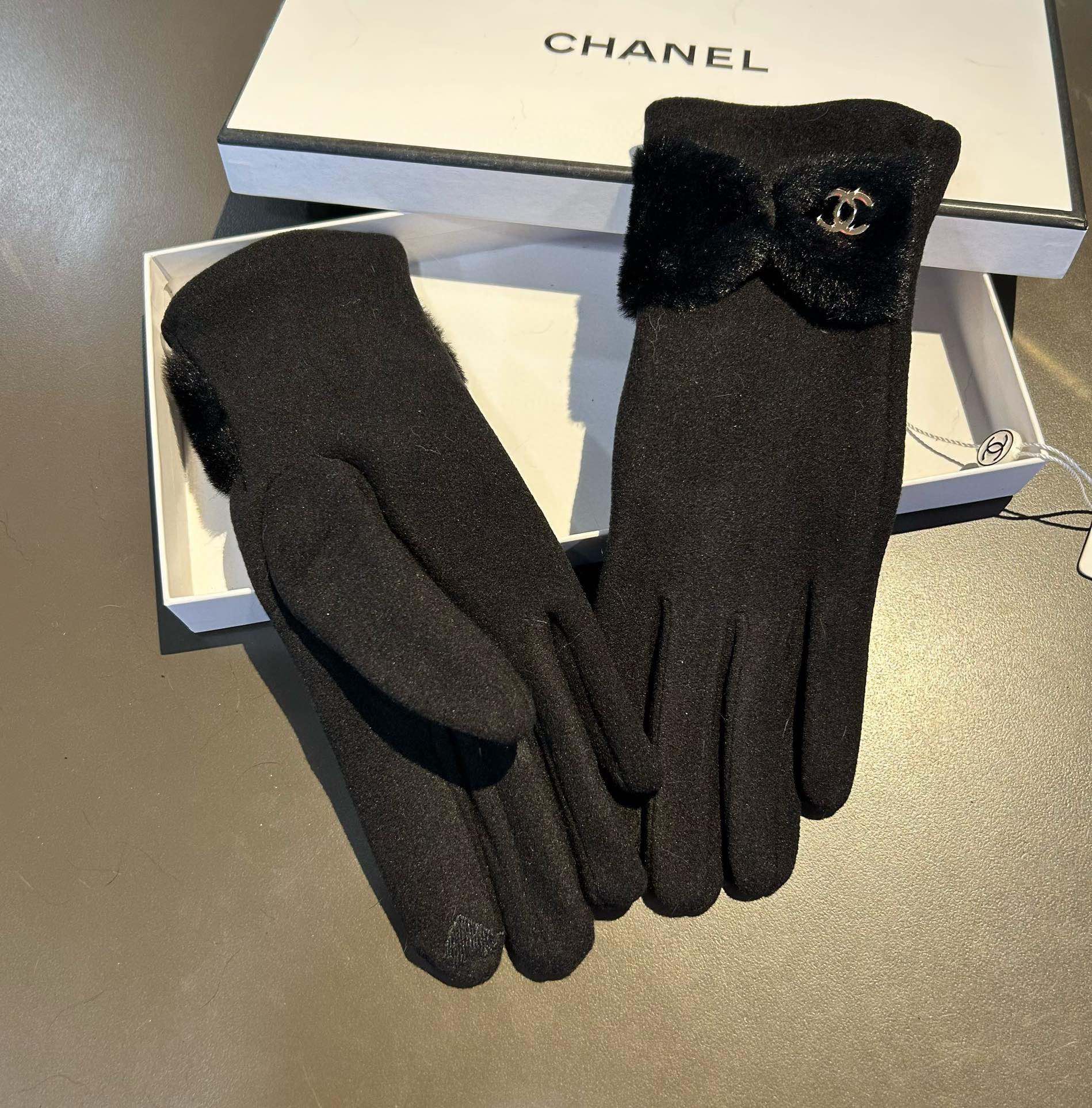 CHANEL HAND GLOVES