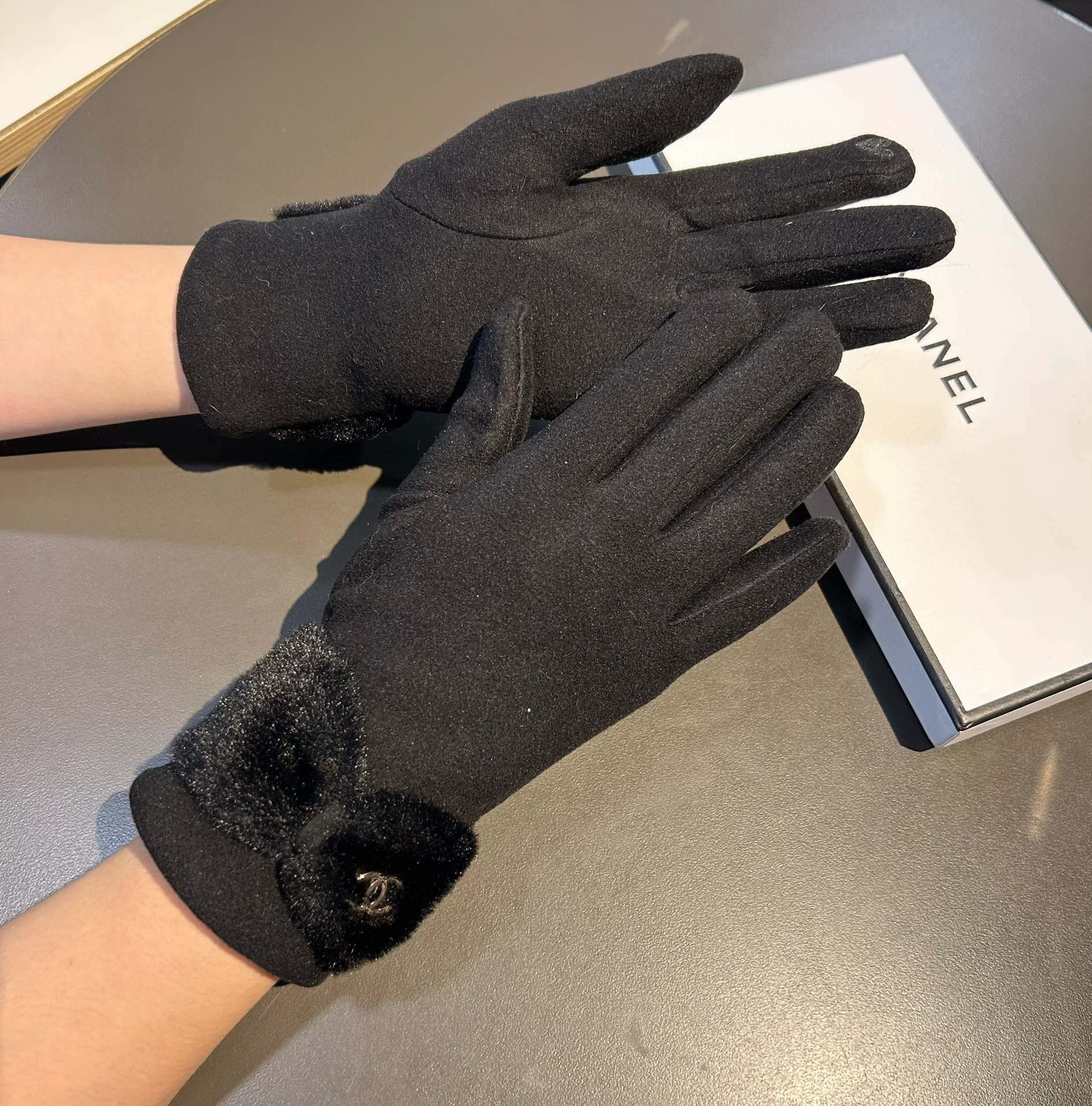 CHANEL HAND GLOVES