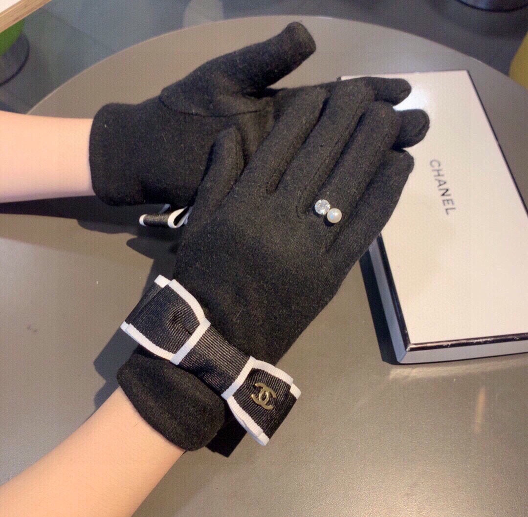 CHANEL HAND GLOVES