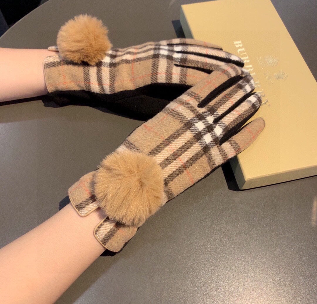 BURBERRY HAND GLOVES
