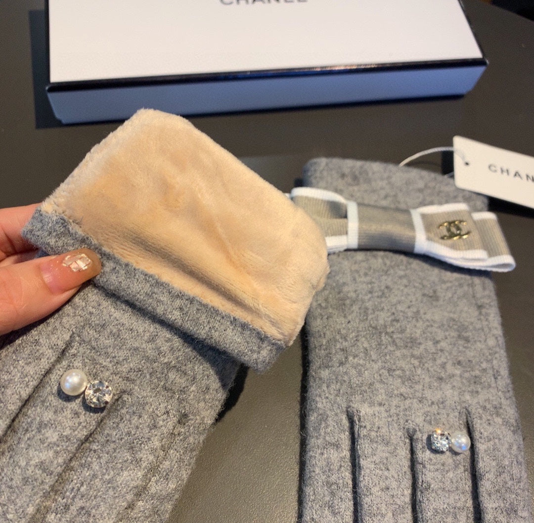 CHANEL HAND GLOVES