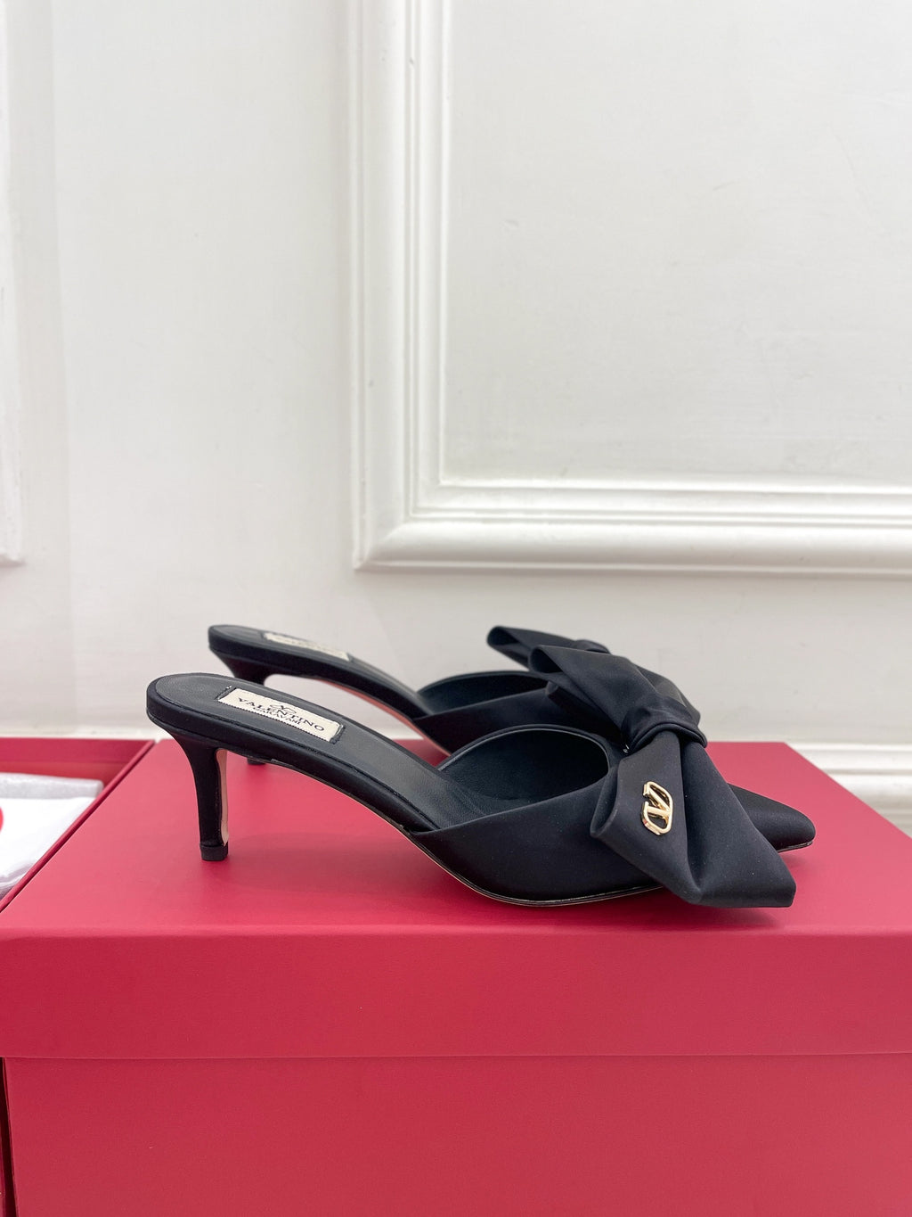 VALENTINO GARAVANI WOMEN’S BLACK BOW HEELS