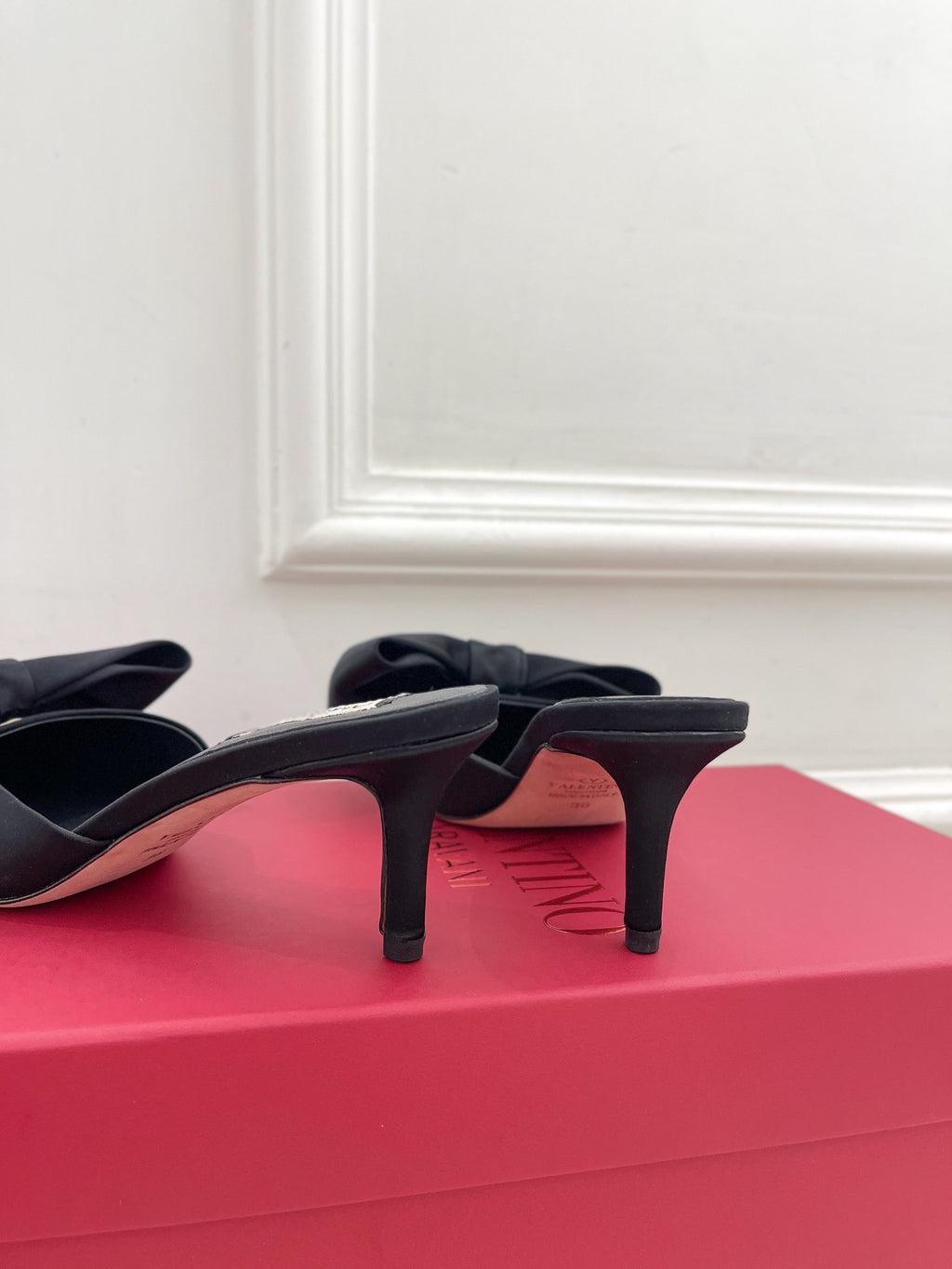 VALENTINO GARAVANI WOMEN’S BLACK BOW HEELS