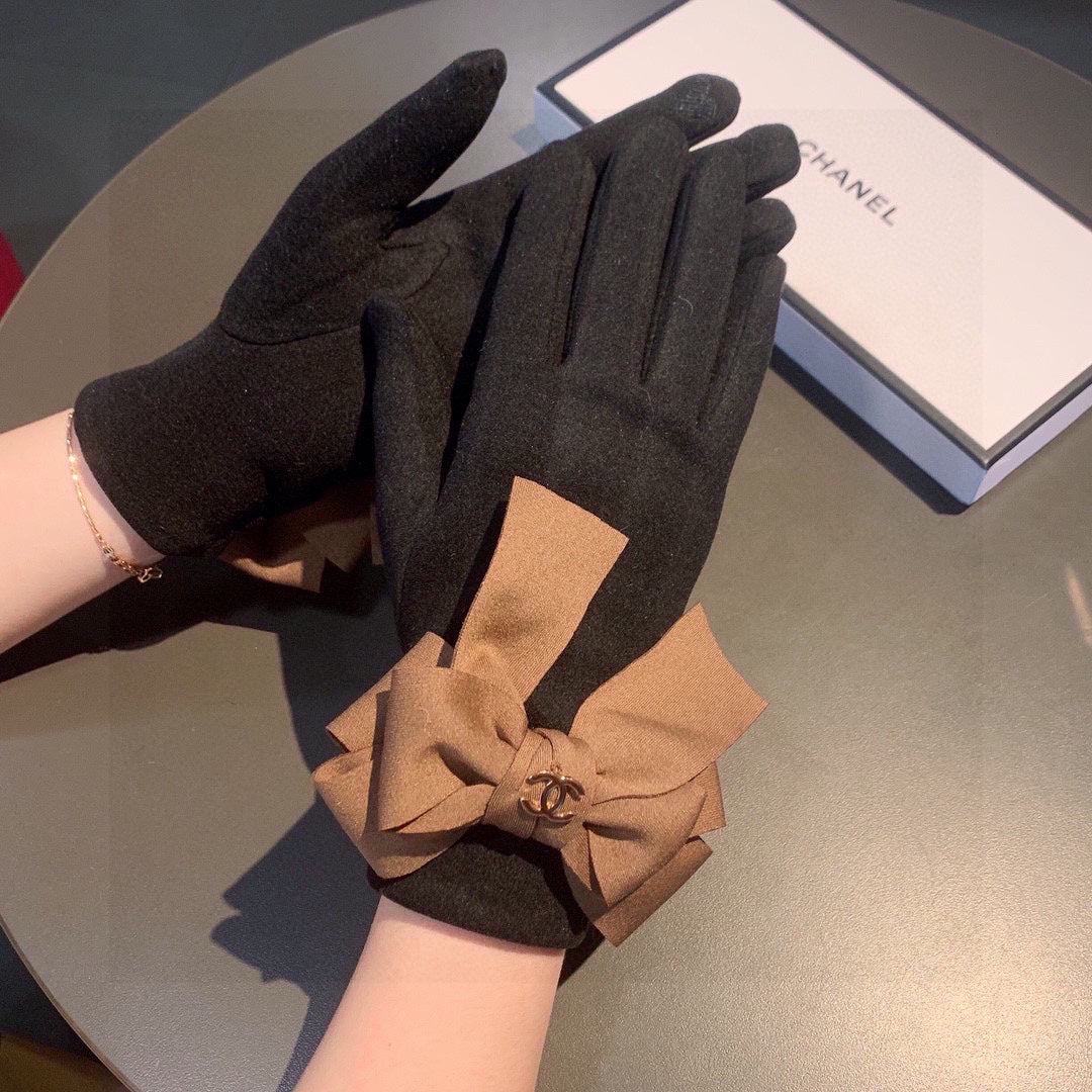 CHANEL HAND GLOVES