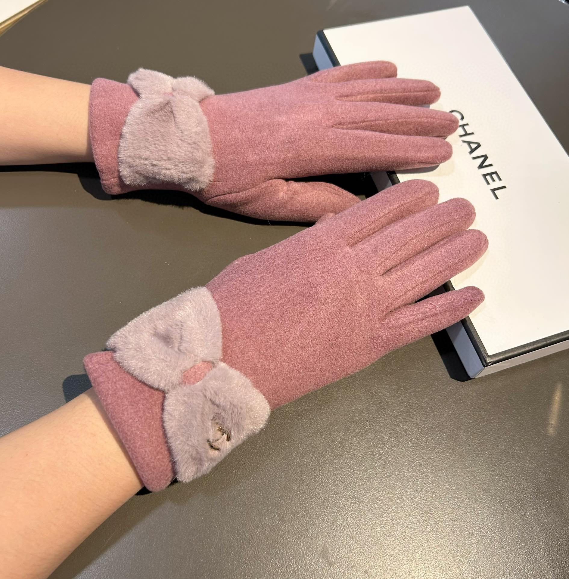 CHANEL HAND GLOVES