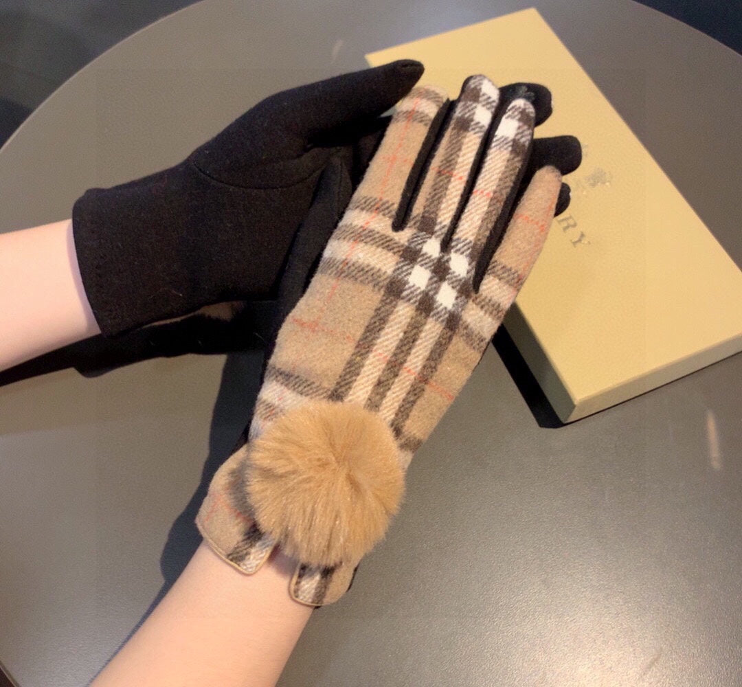 BURBERRY HAND GLOVES