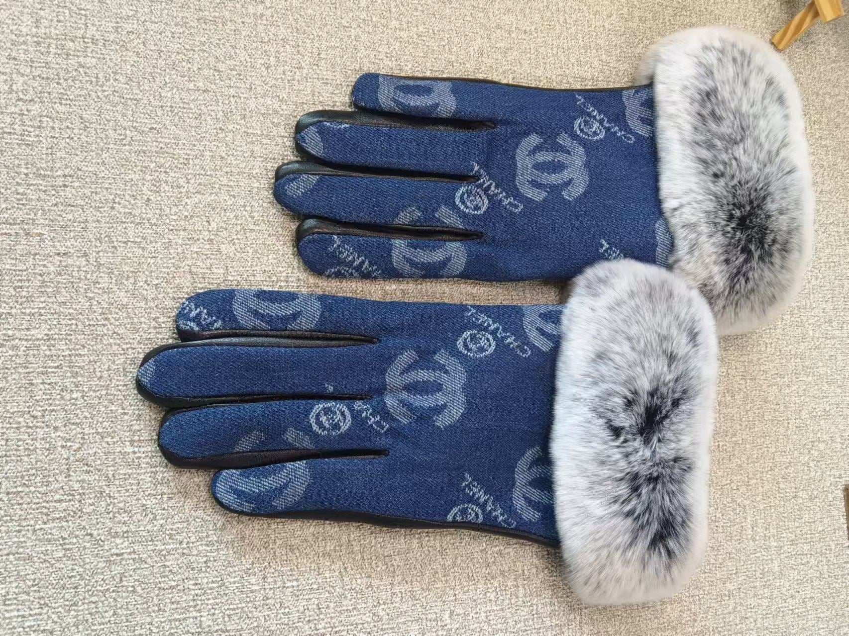 CHANEL HAND GLOVES
