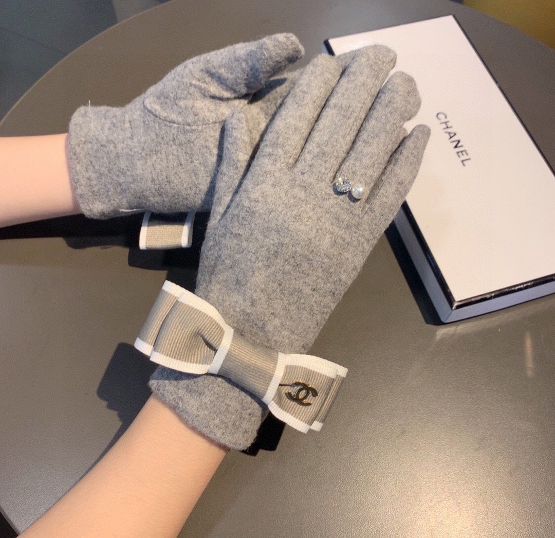CHANEL HAND GLOVES