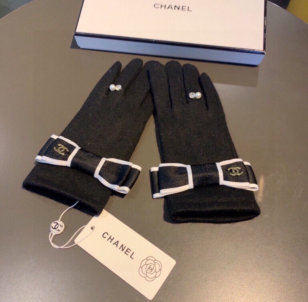 CHANEL HAND GLOVES