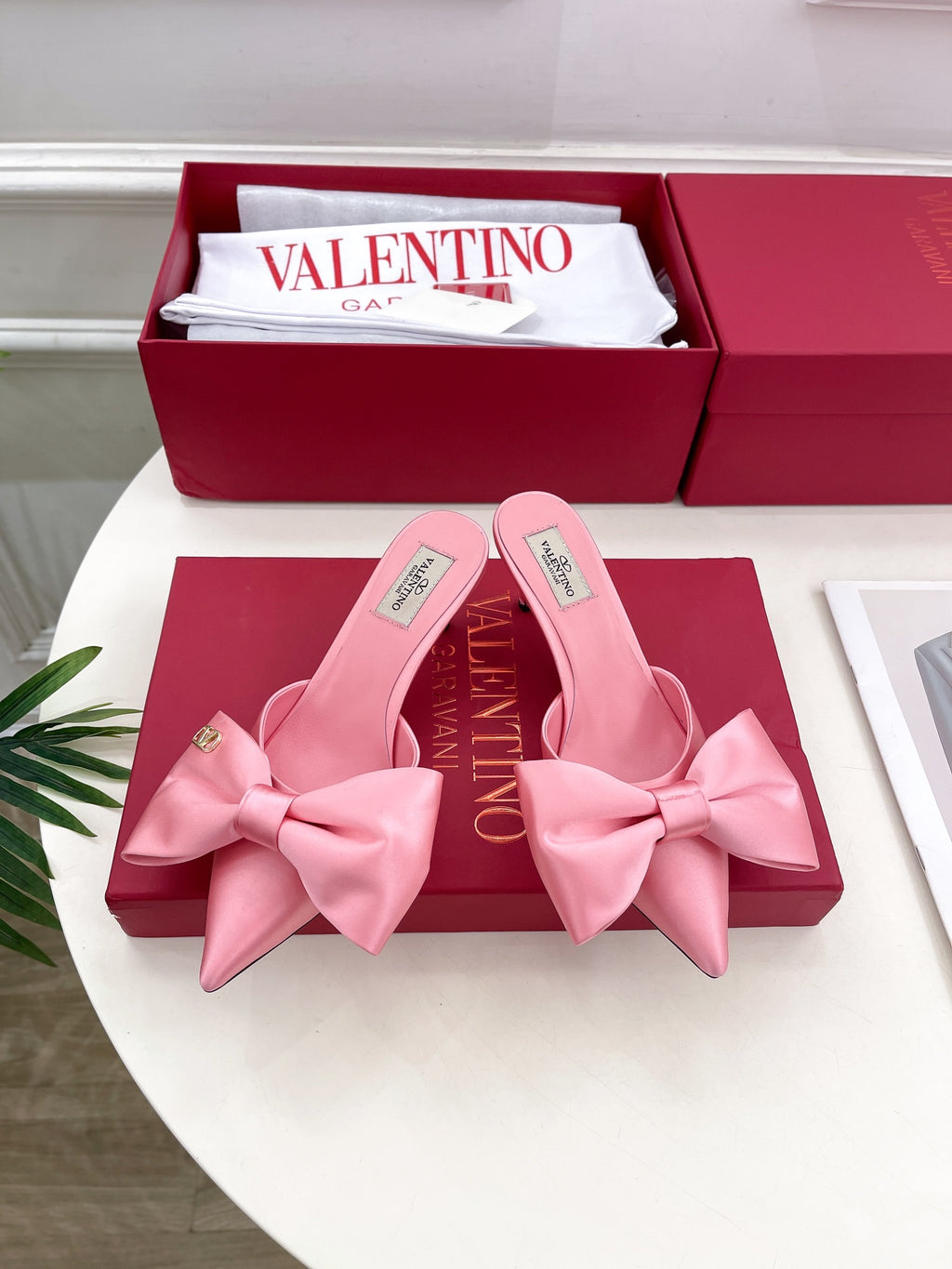 VALENTINO GARAVANI WOMEN’S BLACK BOW HEELS