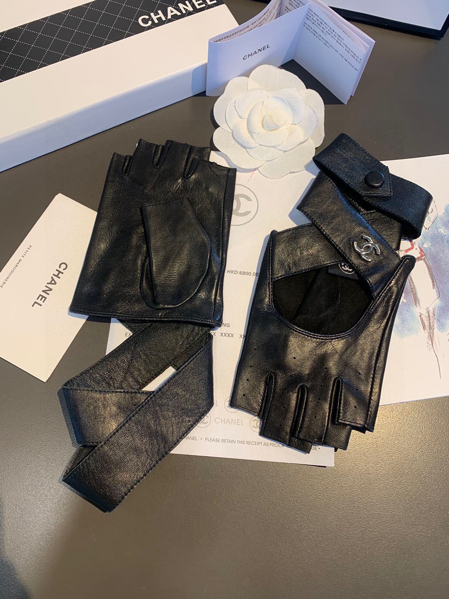 CHANEL HAND GLOVES