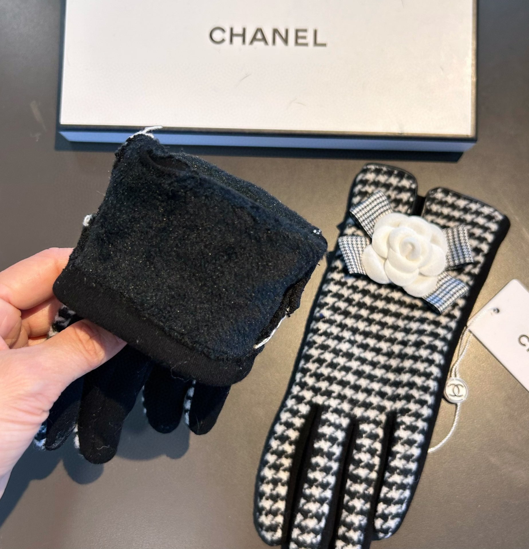 CHANEL LEATHER GLOVES