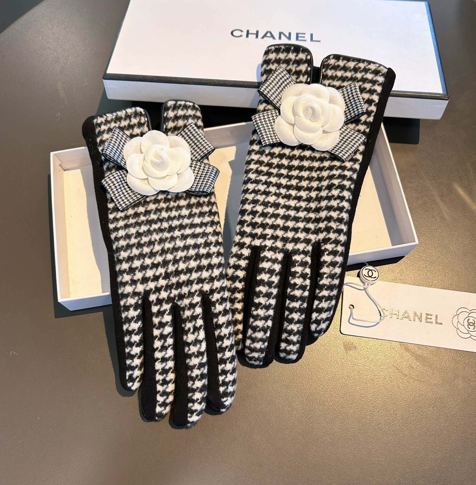 CHANEL LEATHER GLOVES