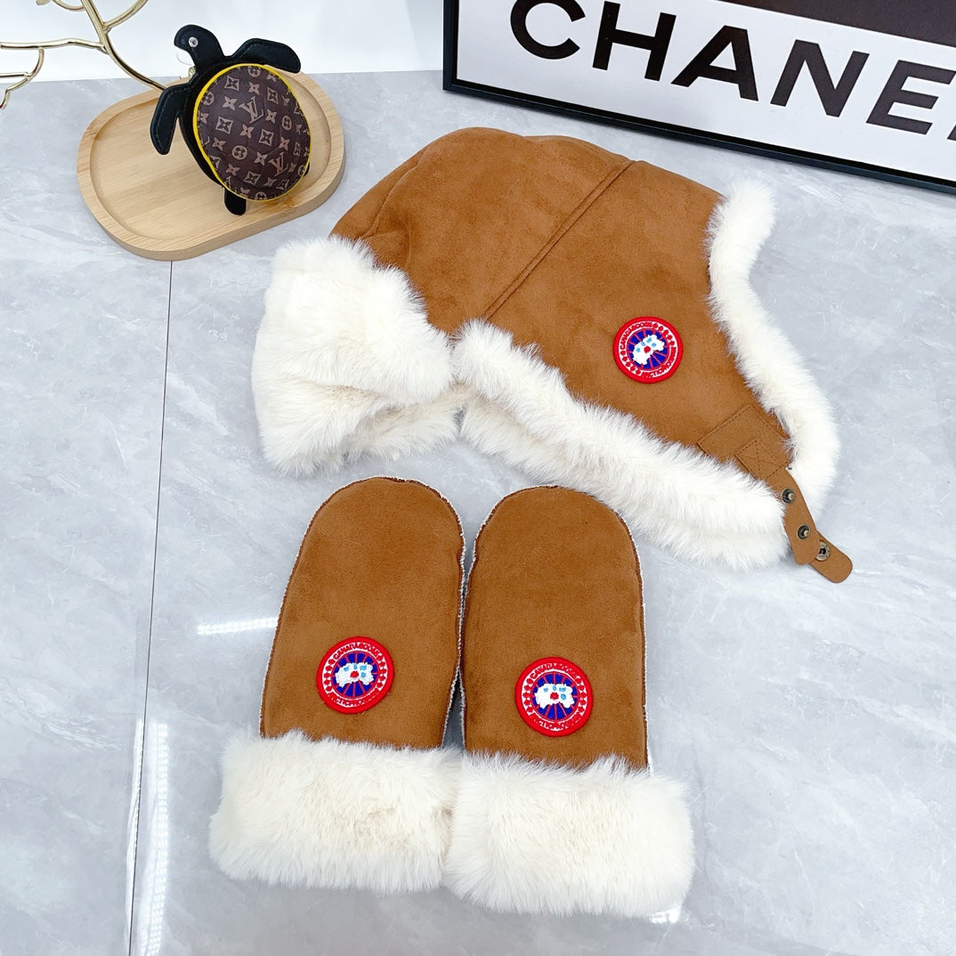 CANADA GOOSE PILOT HAT WITH SHEERLING AND GLOVES SET